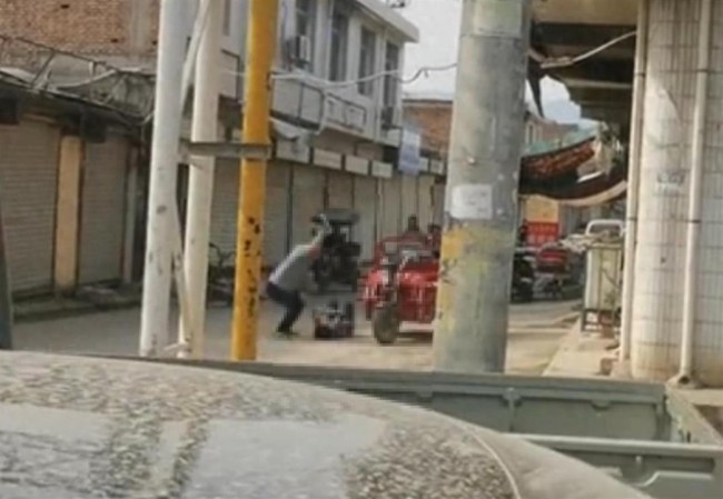西安臨潼當(dāng)街踢打妻子男子被行拘 因瑣事矛盾引發(fā)