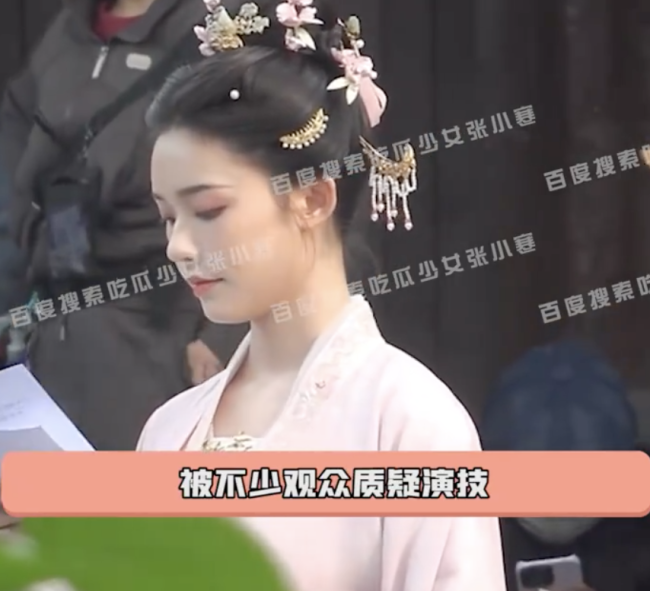 林允拍戲造型曝光 現(xiàn)場認真背臺詞