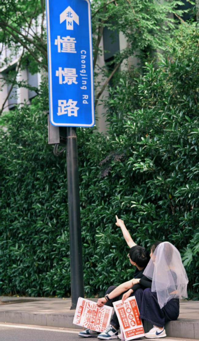 知名攝影師月入2萬元,！這屆年輕人帶火了領(lǐng)證跟拍 記錄幸福瞬間
