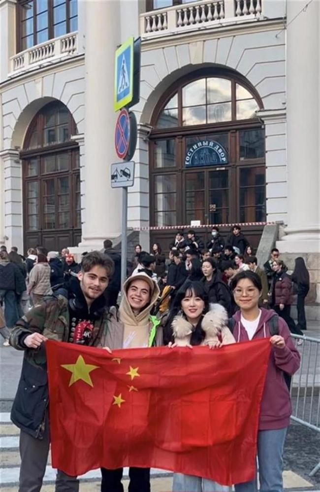 俄教师在阅兵彩排现场手举中国国旗 中俄友谊的温暖瞬间