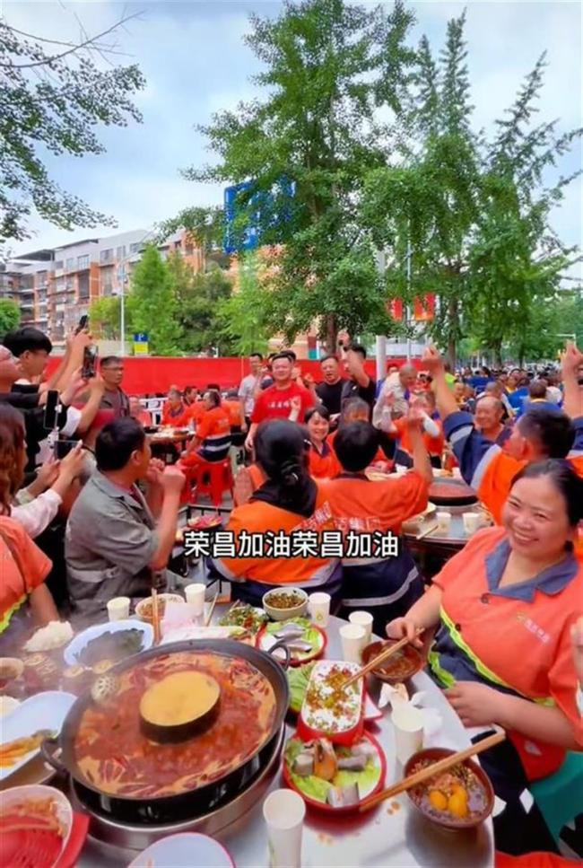 火鍋店請城區(qū)1200名環(huán)衛(wèi)工吃火鍋 感恩城市美容師