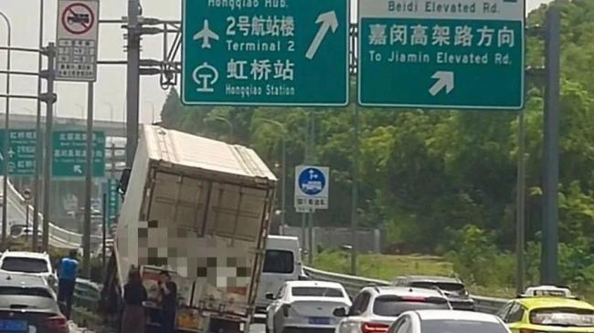 上海外環(huán)高速貨車與轎車相撞 龍門架受損交通恢復(fù)