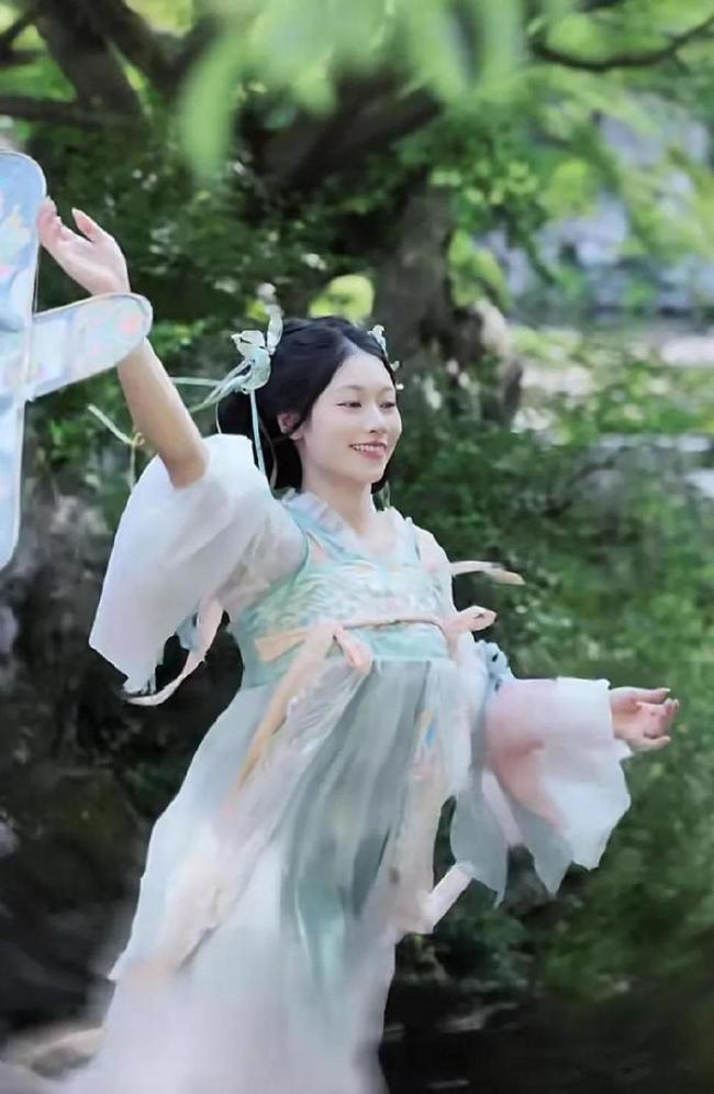 體操冠軍吳柳芳改賽道了,，穿民族服裝美美噠