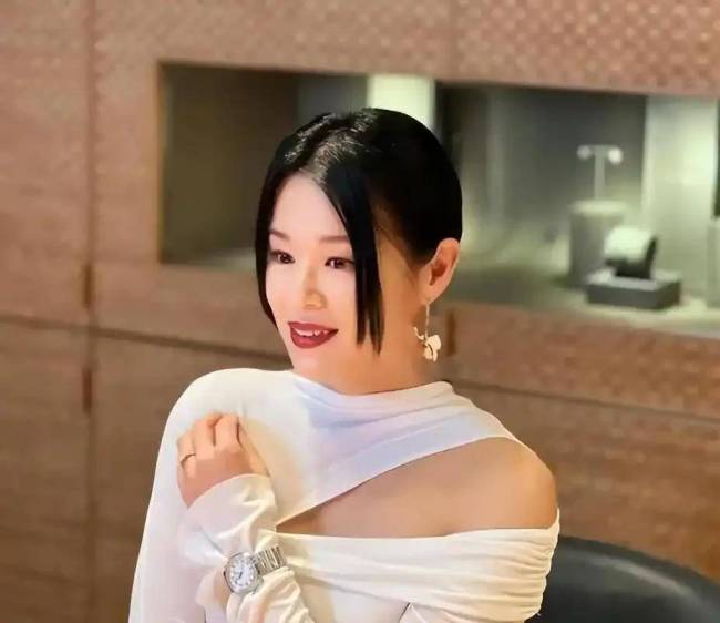 胡杏儿给你亿点来自港姐的震撼 从“最丑港姐”到大满贯视后