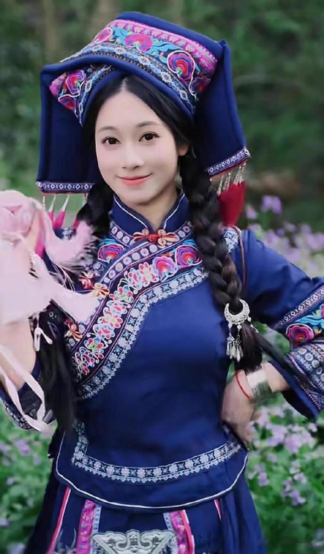 體操冠軍吳柳芳改賽道了,，穿民族服裝美美噠