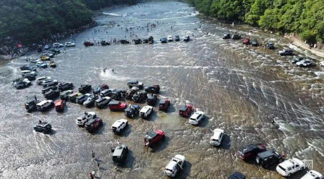 越野車在地質(zhì)遺跡上漂移炫技
