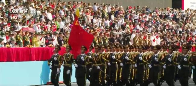 仪仗队在俄彩排后招呼中国游客合影 “中国排面”受热捧