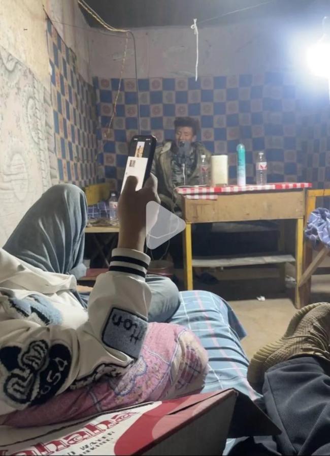 團隊曝異瞳少年治沙為擺拍作秀 背后團隊爭議浮出水面