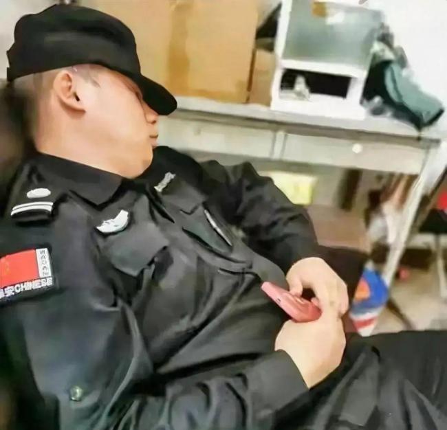 保安值班與女友發(fā)生關(guān)系時(shí)猝死 24小時(shí)工作制惹的禍