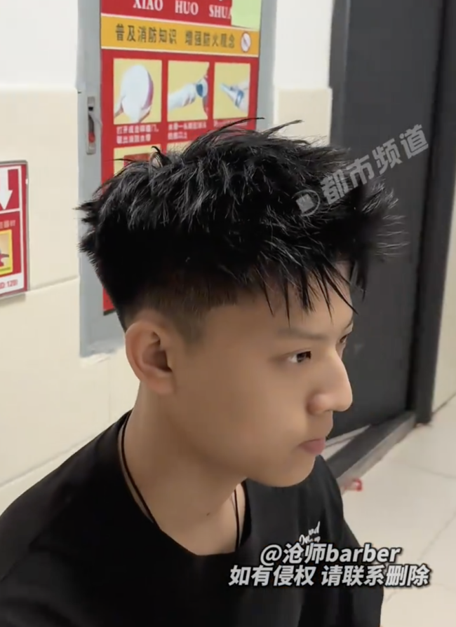 男大學(xué)生在宿舍給同學(xué)理發(fā)