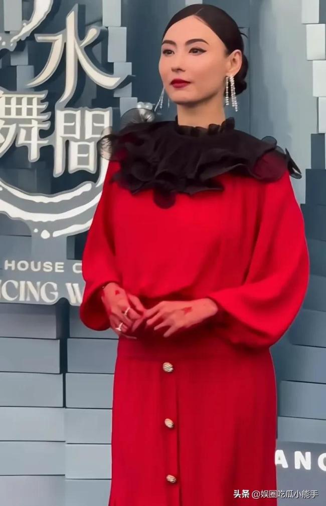 胡杏儿周柏豪亮相《水舞间》红毯 众星都聚澳门