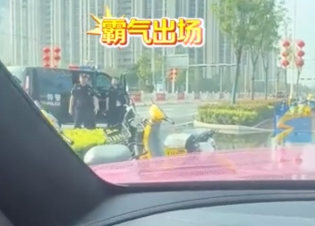 大爺在馬路上攔婚車討紅包,，特警路過霸氣出場(chǎng)“一聲吼”