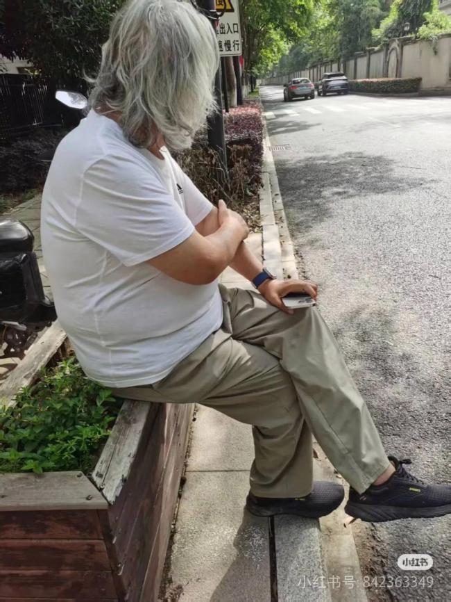 74歲張紀中杭州撞車后先送娃上學 責任與家庭兼顧