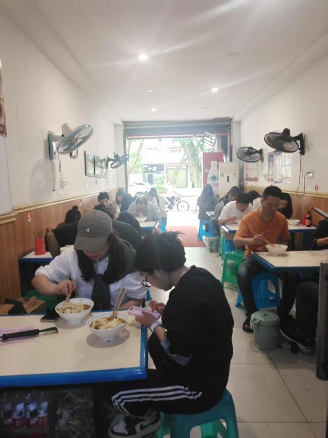 榮昌大爺扯鋪蓋面表情失控 五一爆火出圈