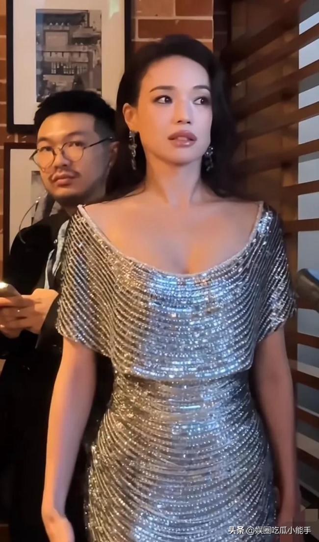 胡杏儿周柏豪亮相《水舞间》红毯 众星都聚澳门