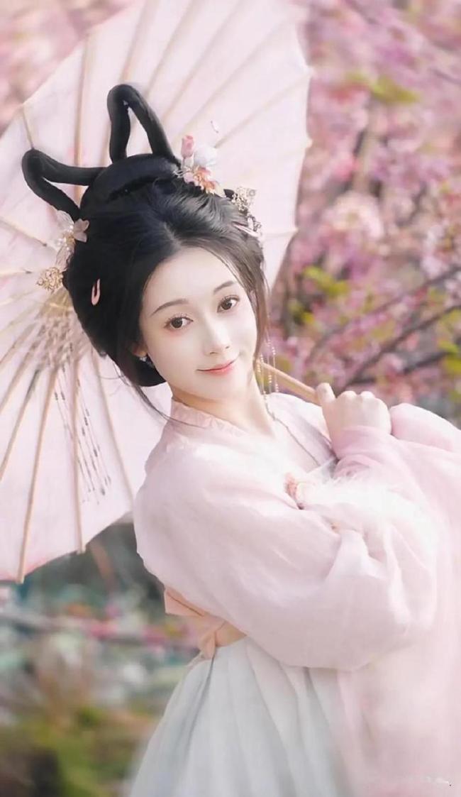 體操冠軍吳柳芳改賽道了，穿民族服裝美美噠