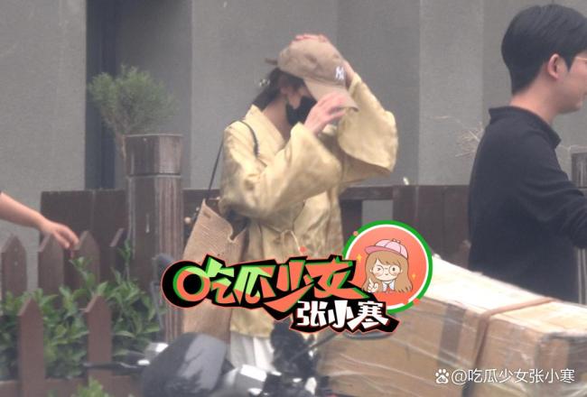 楊冪黃金造型出街好有時尚感 新造型引期待