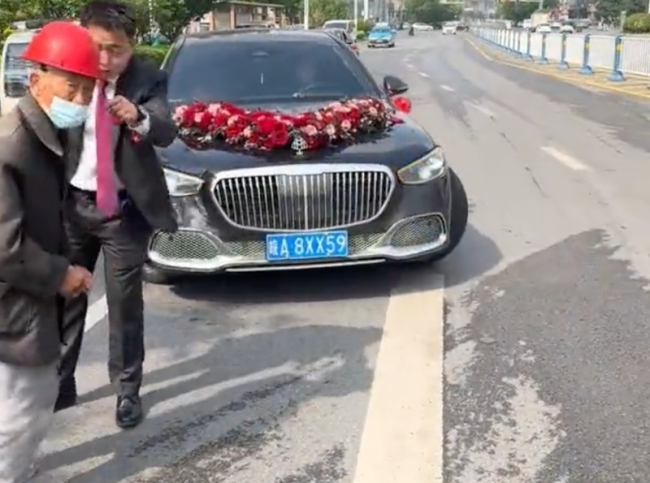 大爺在馬路上硬攔婚車討紅包 傳統(tǒng)與現(xiàn)代的碰撞