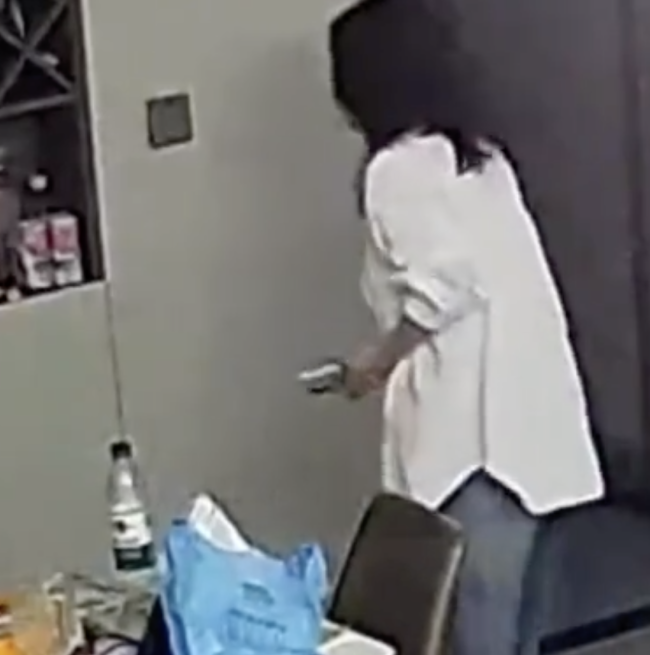 女子打開(kāi)老公睡覺(jué)房間被熏到 異味引發(fā)家庭深思