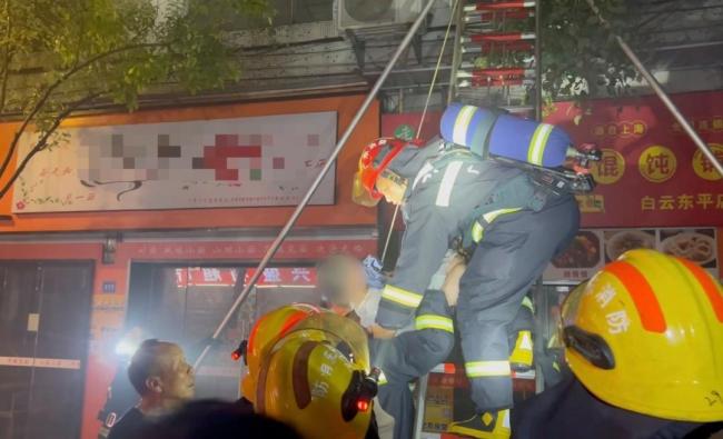 4人被困著火倉庫 消防搭梯急救援 全員安全脫險