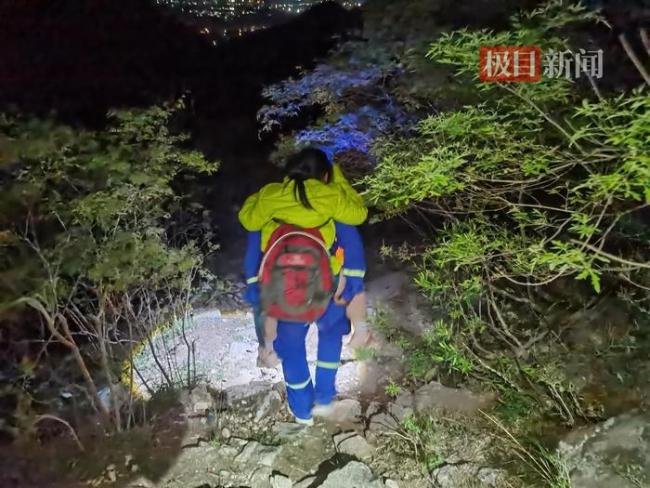 70歲藍(lán)天救援隊(duì)員救出67歲被困爺爺 溫情一幕感動(dòng)人心