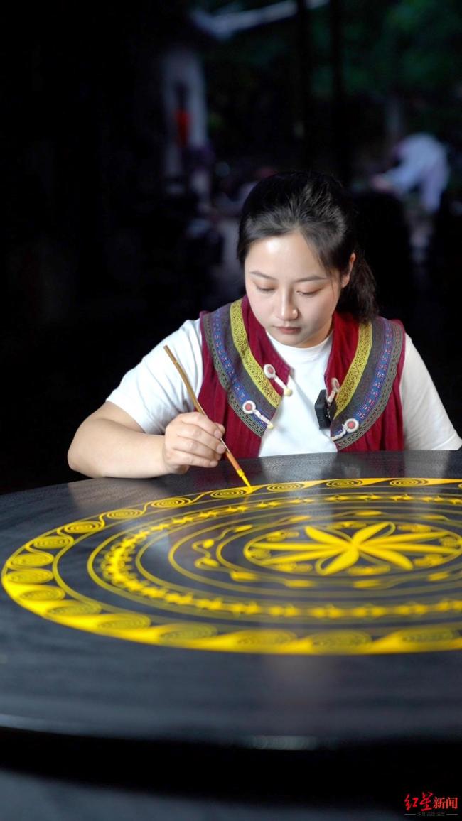 95后女生手繪彝族漆器走紅 非遺技藝驚艷網(wǎng)絡(luò)