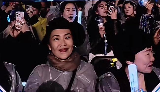 王珞丹看张杰演唱会哭了 众星云集泪洒现场
