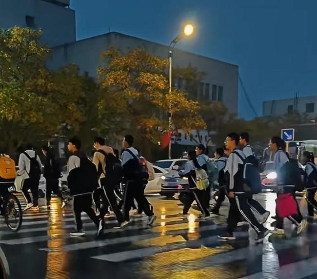 高三學(xué)生公交車(chē)上崩潰大哭 壓力下的共鳴