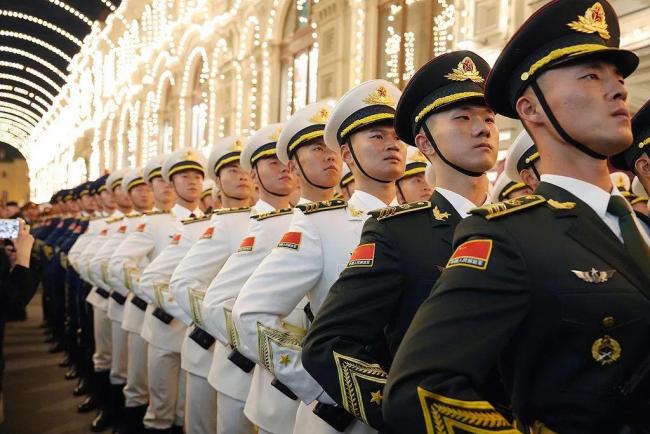 閱兵式結(jié)束后，俄羅斯總統(tǒng)普京與中國人民解放軍儀仗司禮大隊(duì)政委握手