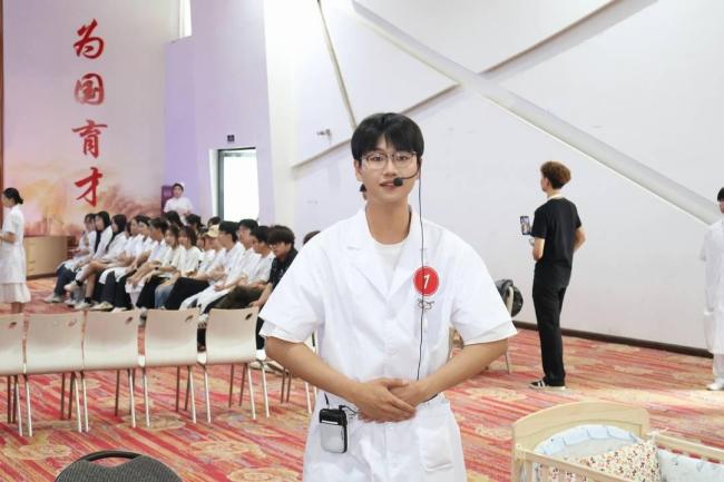 護理男同學(xué)熟練操作嬰兒海姆立克 技能大賽獲一等獎