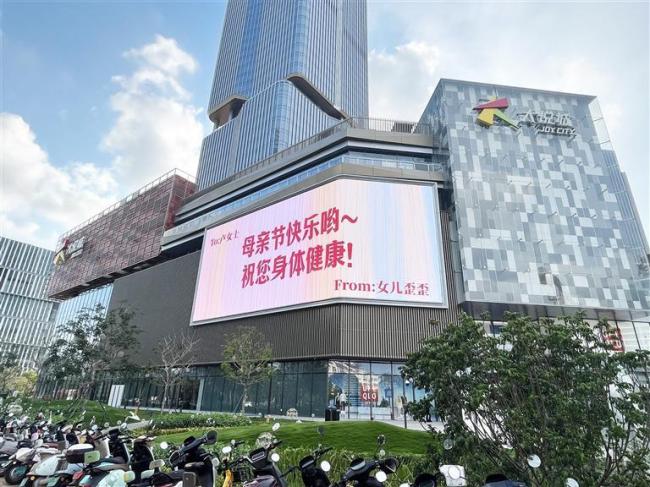 男孩母親節(jié)幫媽媽賣空花店 鮮花傳遞愛意