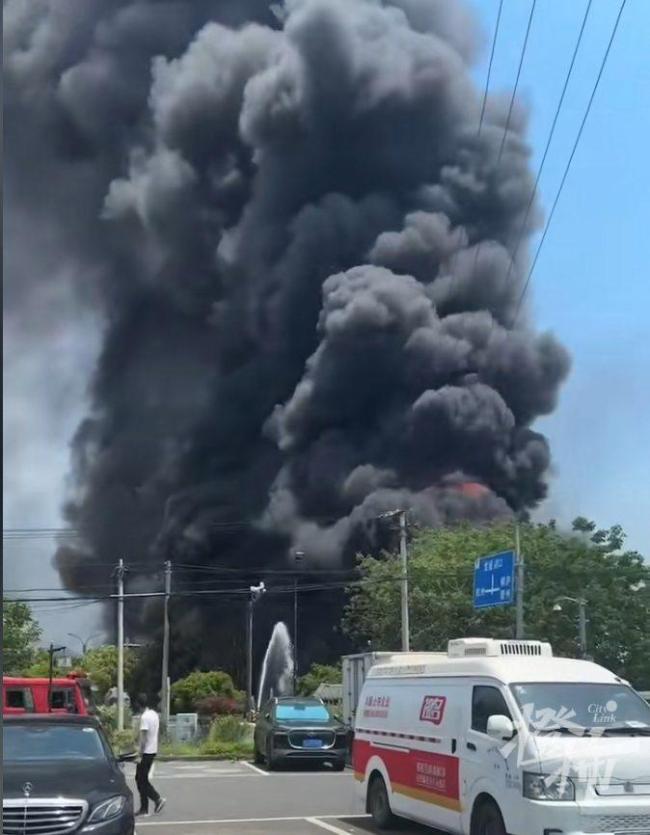 杭州一油罐車在國道上起火 貨車追尾引發(fā)濃煙滾滾