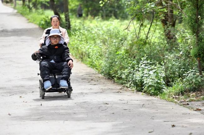 兩兒子患罕見(jiàn)病 90后媽媽死磕到底 十年堅(jiān)守點(diǎn)亮希望