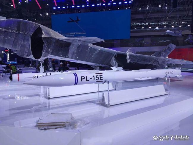 巴軍方發(fā)布梟龍戰(zhàn)機(jī)畫面 空中對(duì)峙展現(xiàn)實(shí)力