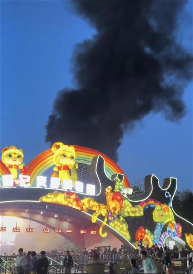 長(zhǎng)春一公園起火游客以為是節(jié)目特效