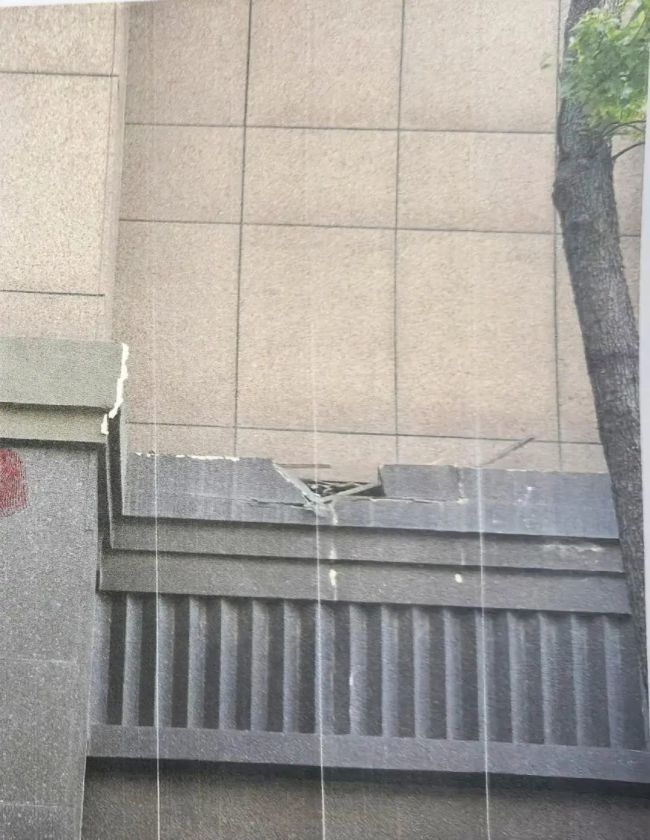 上海一男子拆违建，竟从11楼扔木板，已被抓！