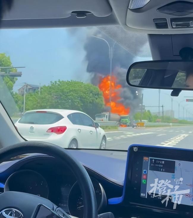 杭州一油罐車發(fā)生交通事故起火 貨車追尾引發(fā)大火