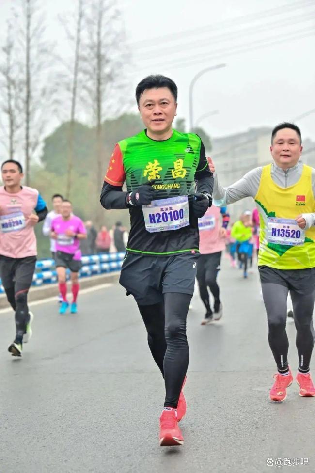 榮昌區(qū)委書記跑完半馬發(fā)鹵鵝 推動文旅IP新熱潮