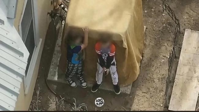 美國(guó)男童手持上膛手槍與警察對(duì)峙