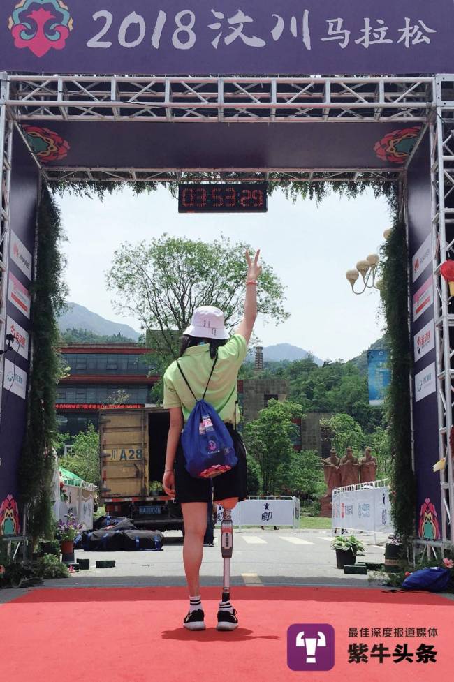 鋼腿女孩牛鈺重返地震被埋3天的地方 勇敢活在當下