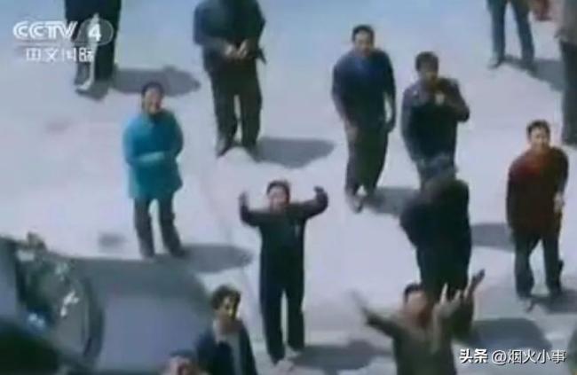 還記得17年前汶川地震時(shí)驚天一跳嗎 致敬舍命盲跳的英雄