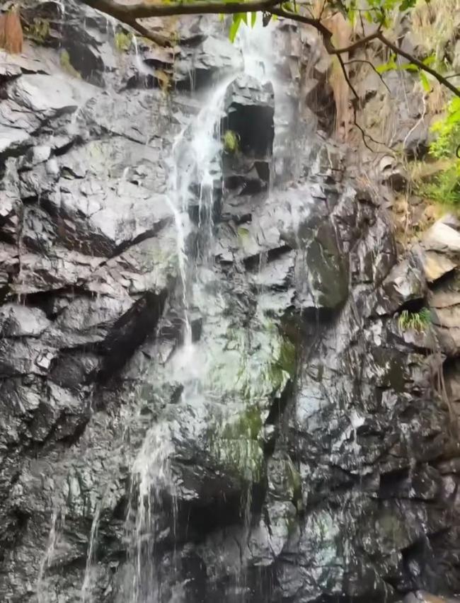景區(qū)回應(yīng)深圳最大瀑布質(zhì)疑 水量雨季最大