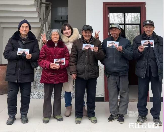 村里老人圓了“與天安門合影”夢想 鏡頭下的幸福笑容
