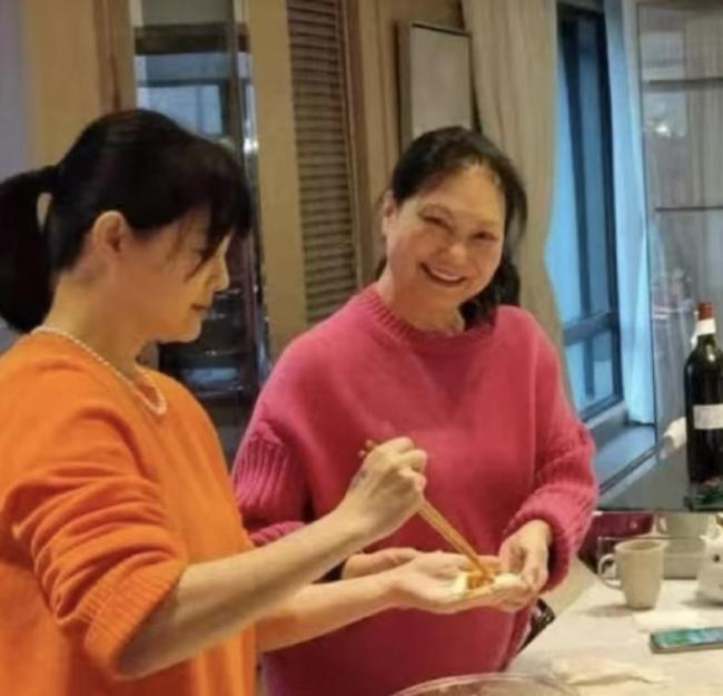 S妈母亲节晒与仨女儿合照，分享大S的AI音频太催泪：你一直在我身边 亲情永不退场