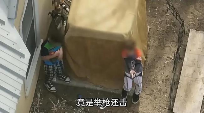 美國男童手持上膛手槍與警察對峙 驚險現場曝光