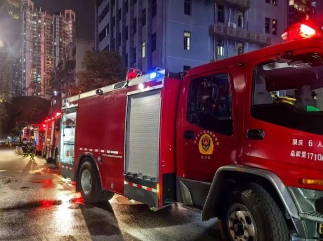 深圳一街市車(chē)輛起火 無(wú)人員傷亡 消防迅速撲滅