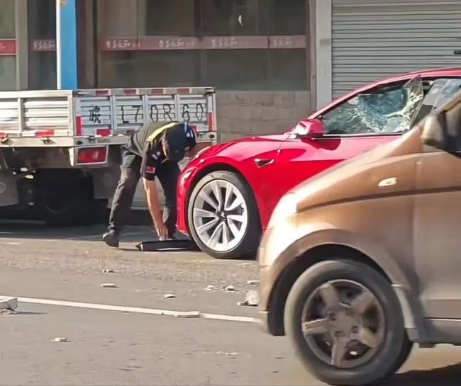 車主罵保安是“看門狗” 保安砸車 情緒失控的代價