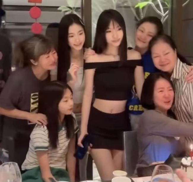 S妈母亲节晒与仨女儿合照，分享大S的AI音频太催泪：你一直在我身边 亲情永不退场