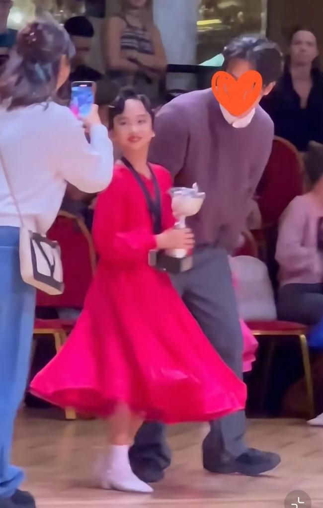 孫儷陪女兒英國參加拉丁舞比賽,，11歲小花獲得冠軍被男老師臉頰吻