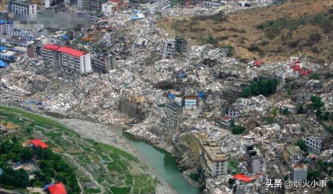 還記得17年前汶川地震時(shí)驚天一跳嗎 致敬舍命盲跳的英雄